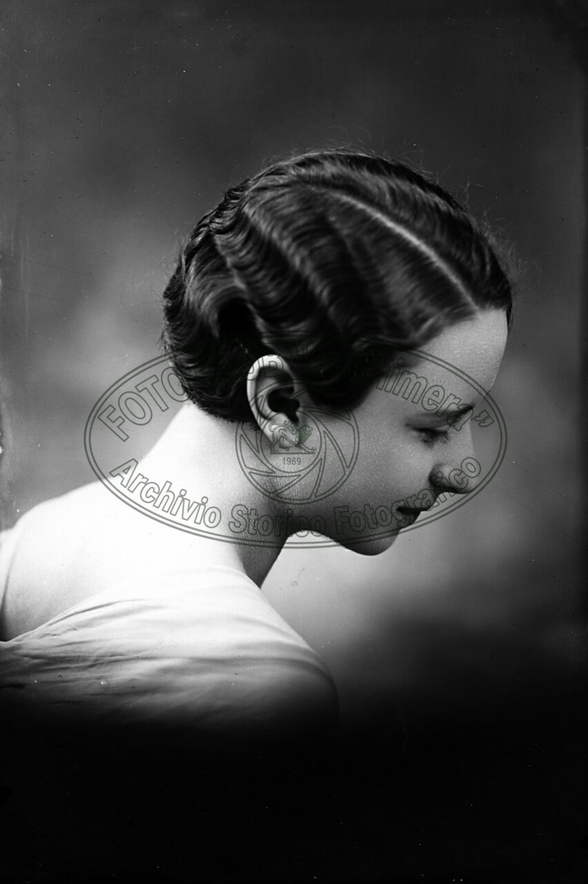 Ritratto di giovane donna in studio