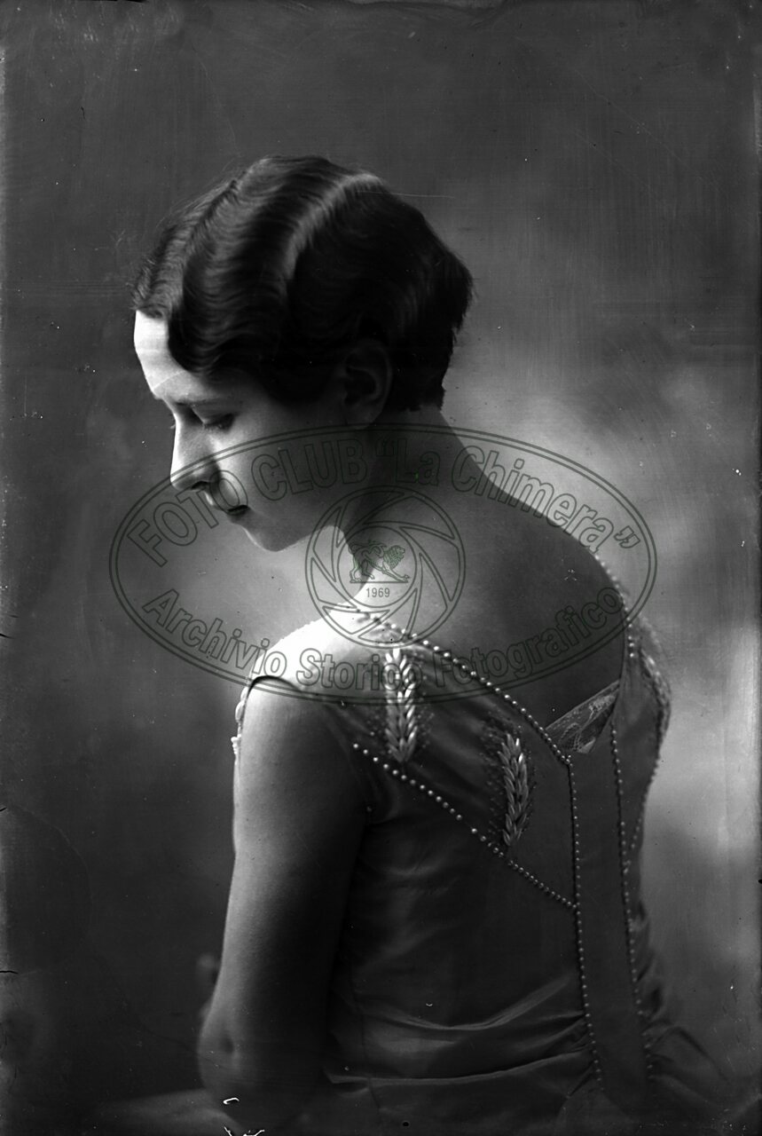 Ritratto di donna in studio