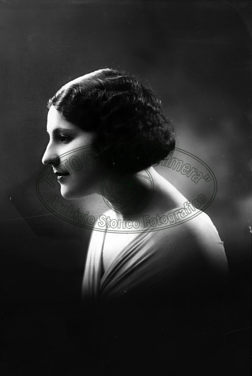 Ritratto di donna in studio
