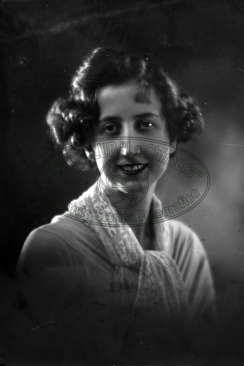 Ritratto di donna in studio