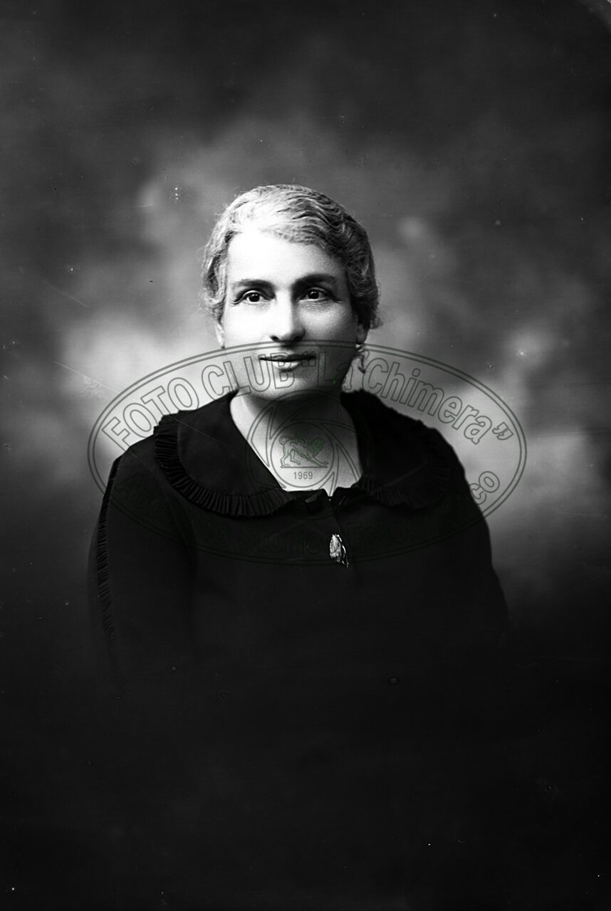 Ritratto di donna in studio