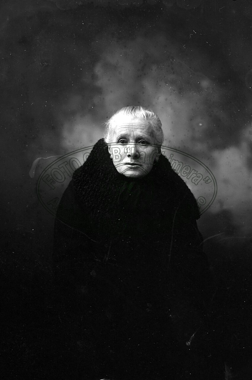 Ritratto di donna in studio