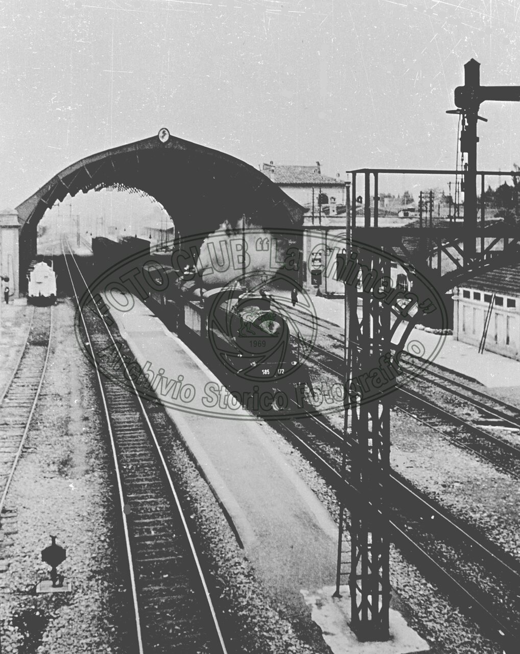 Binari e tettoia della stazione