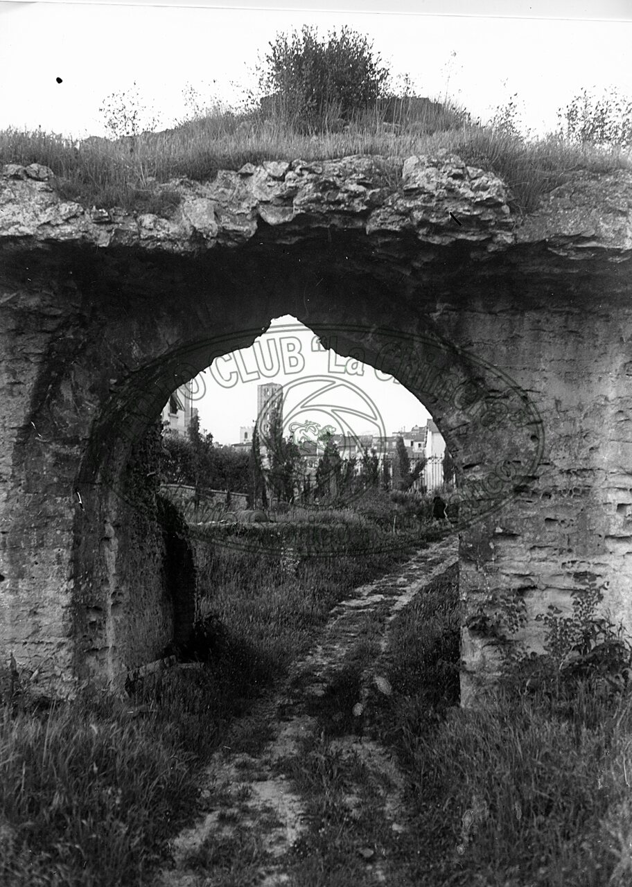 Un arco dell’Anfiteatro Romano