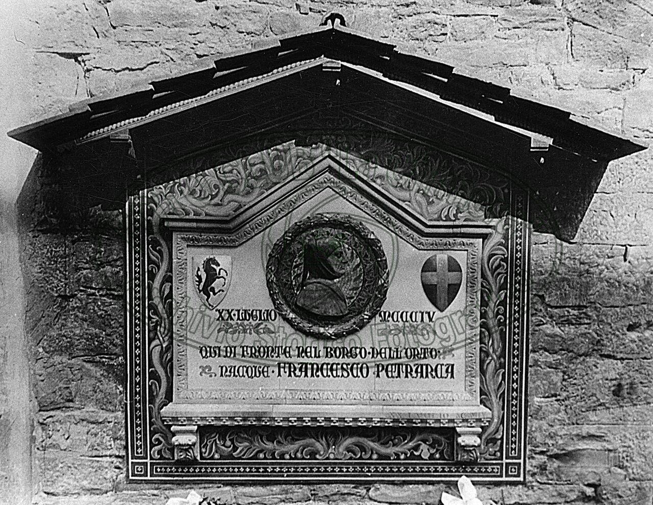 Lapide dedicata al Petrarca