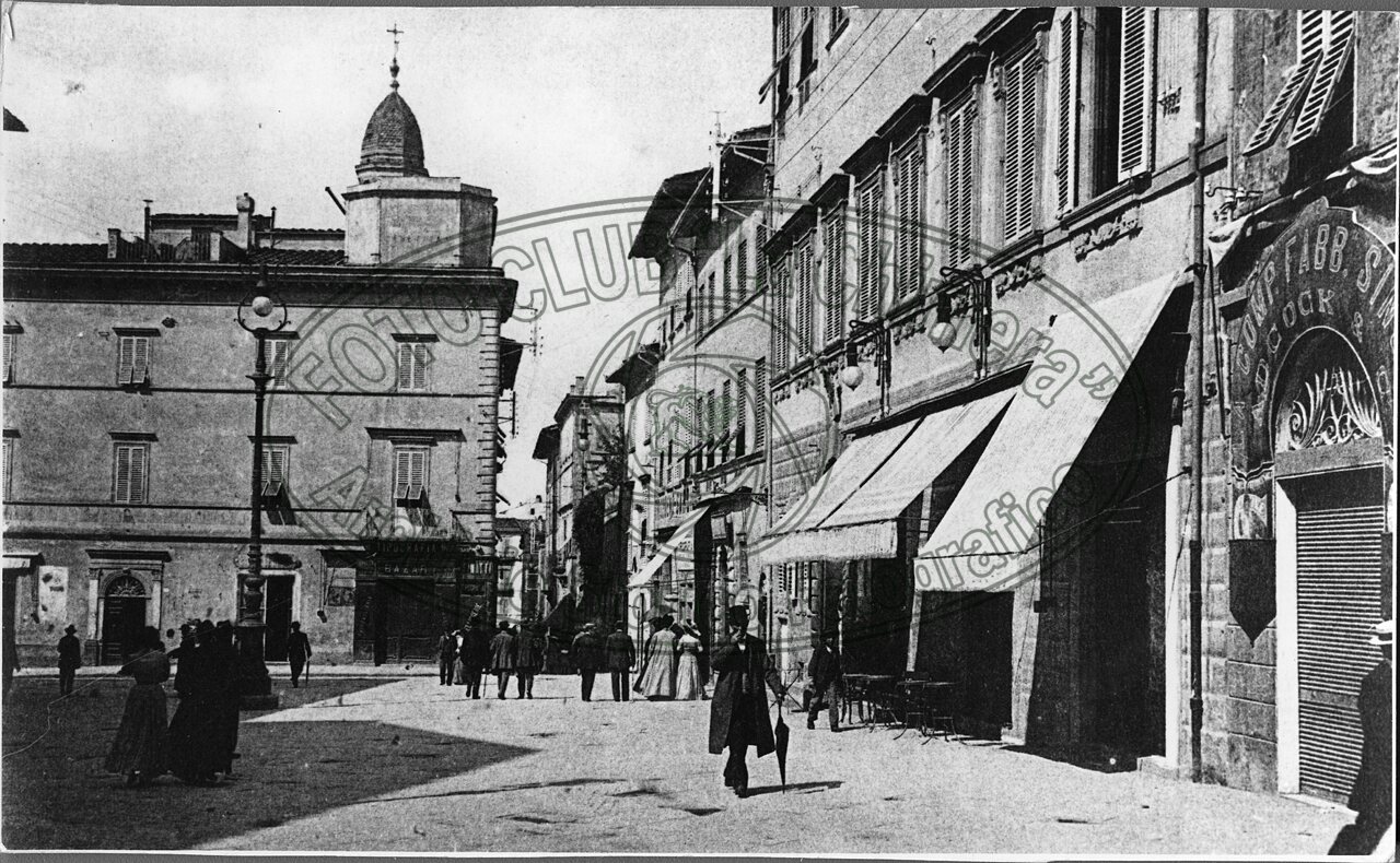Il Caffè dei Costanti in Piazza S. Francesco (o Umberto I°)