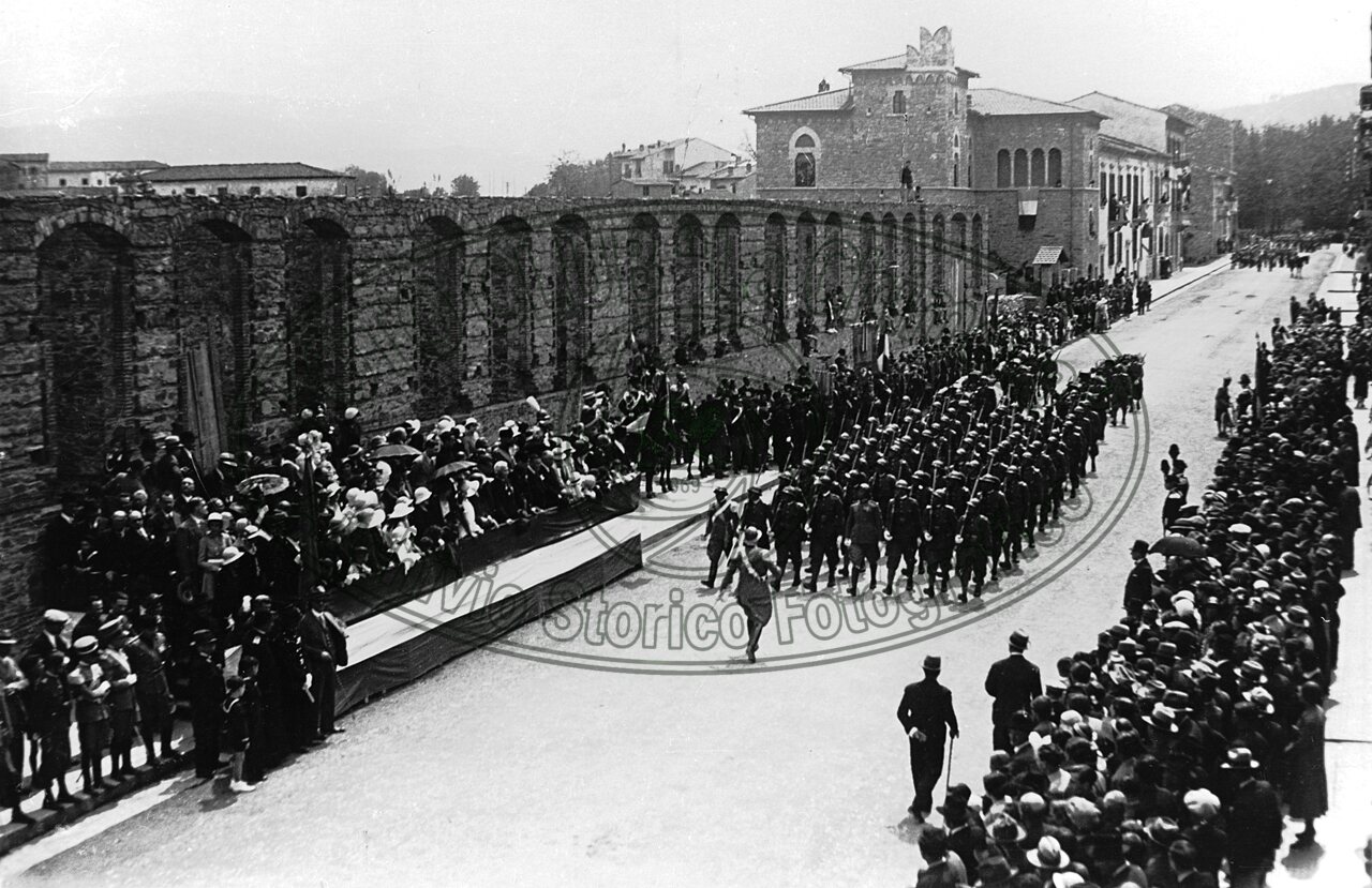 Parata militare in Via Crispi