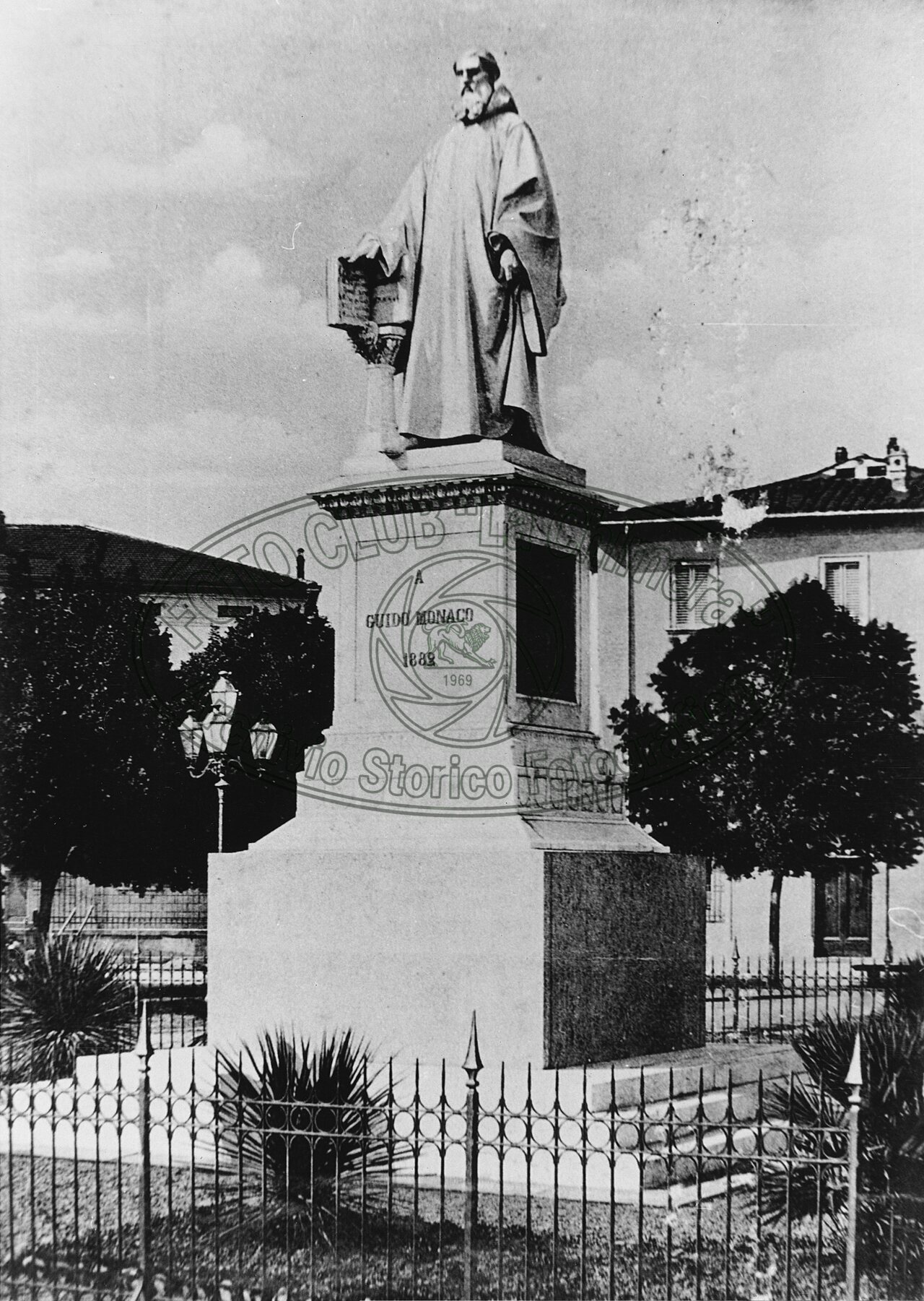 Monumento a Guido Monaco