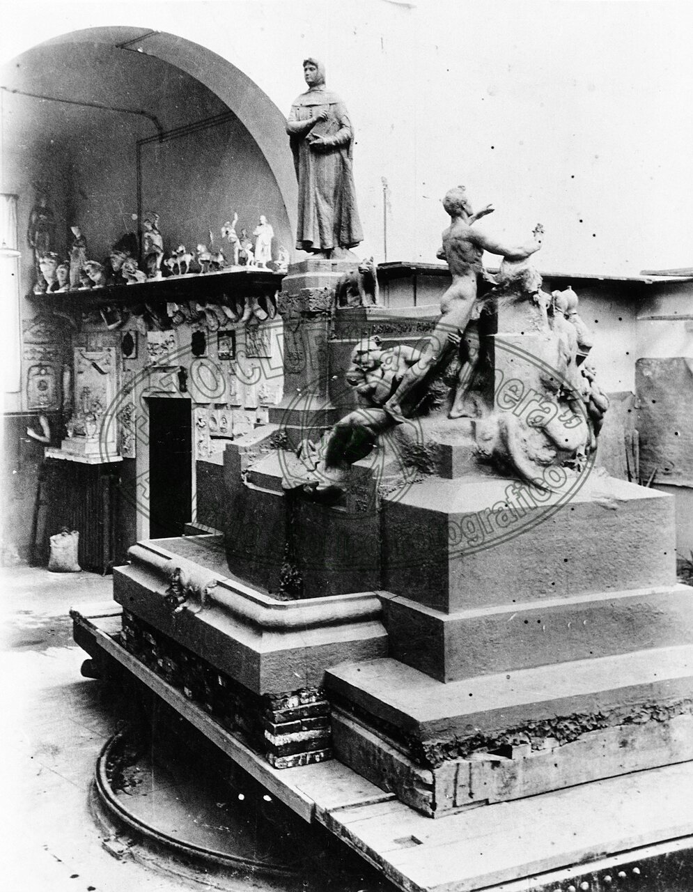 Modello in gesso del monumento a Petrarca