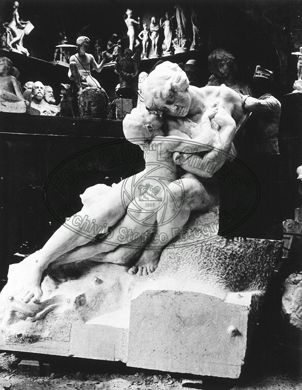 Calco in gesso del monumento a Petrarca