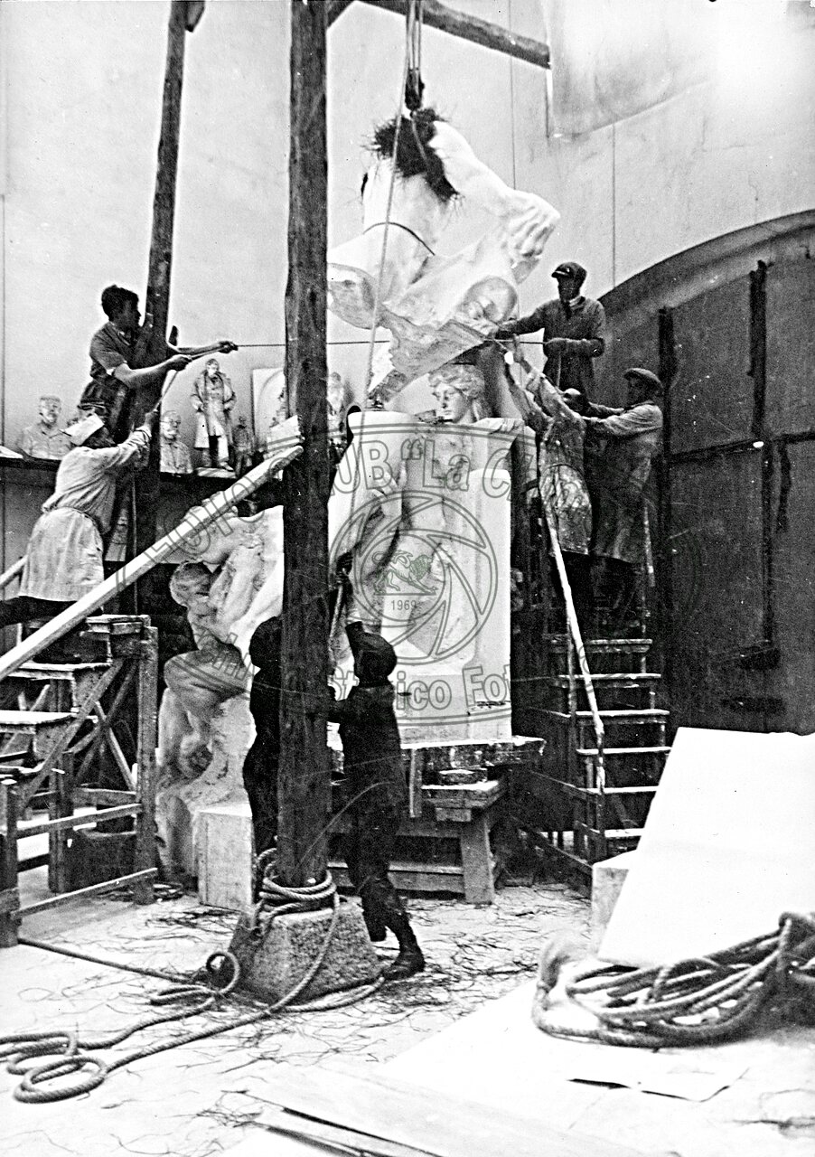 Calco in gesso del monumento a Petrarca