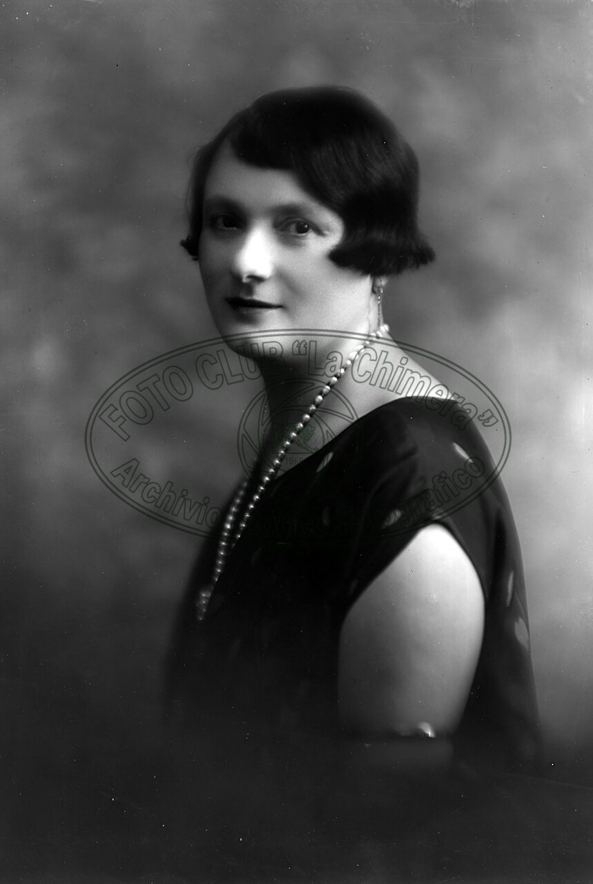 Ritratto di donna in studio