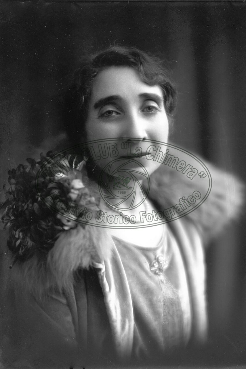 Ritratto di donna in studio