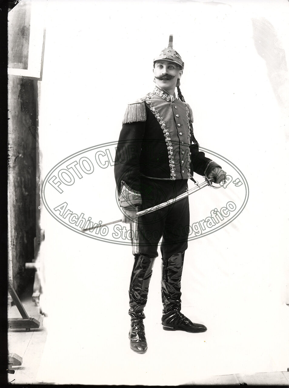 Ritratto Di Uomo In Costume Militare