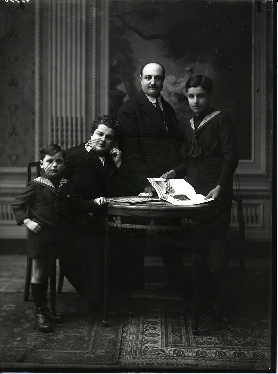 Ritratto Di Famiglia Con Bambino