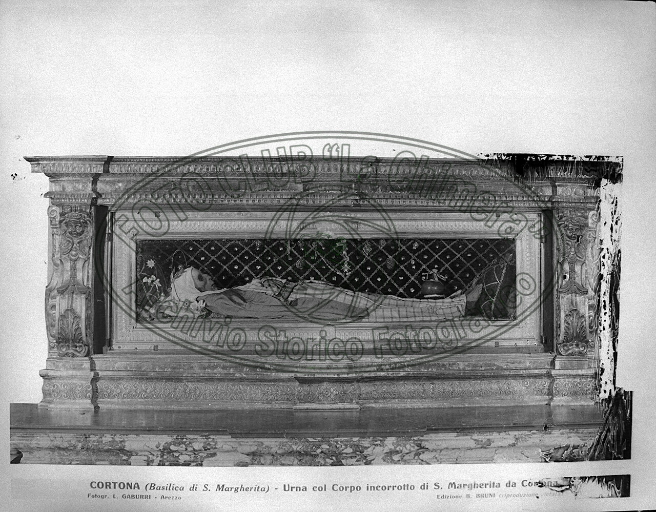 Tempio Di Santa Maargherita Insieme Dell Urna Con La Santa 21X27