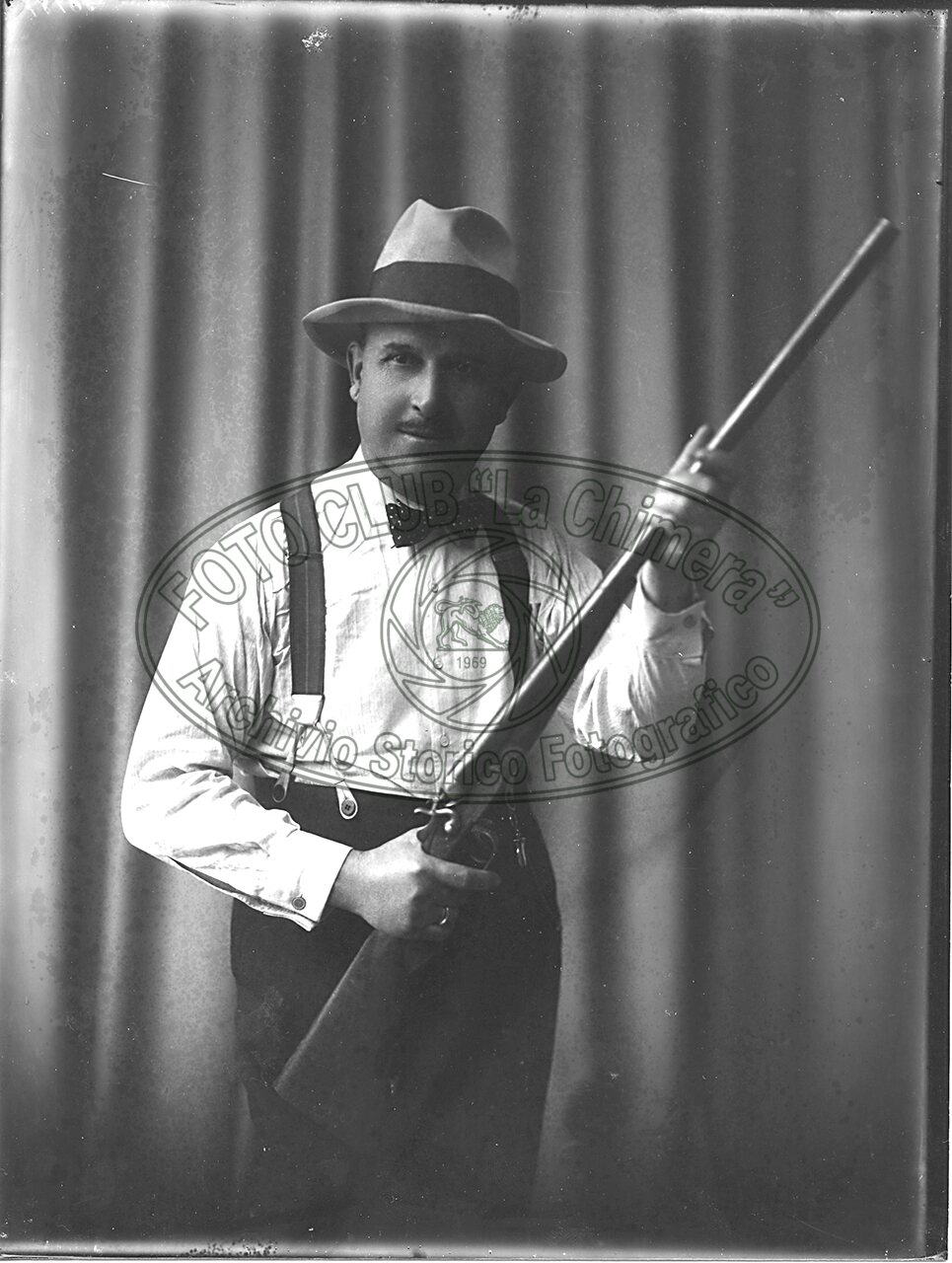 Ritratto Di Uomo Con Cappello E Fucile