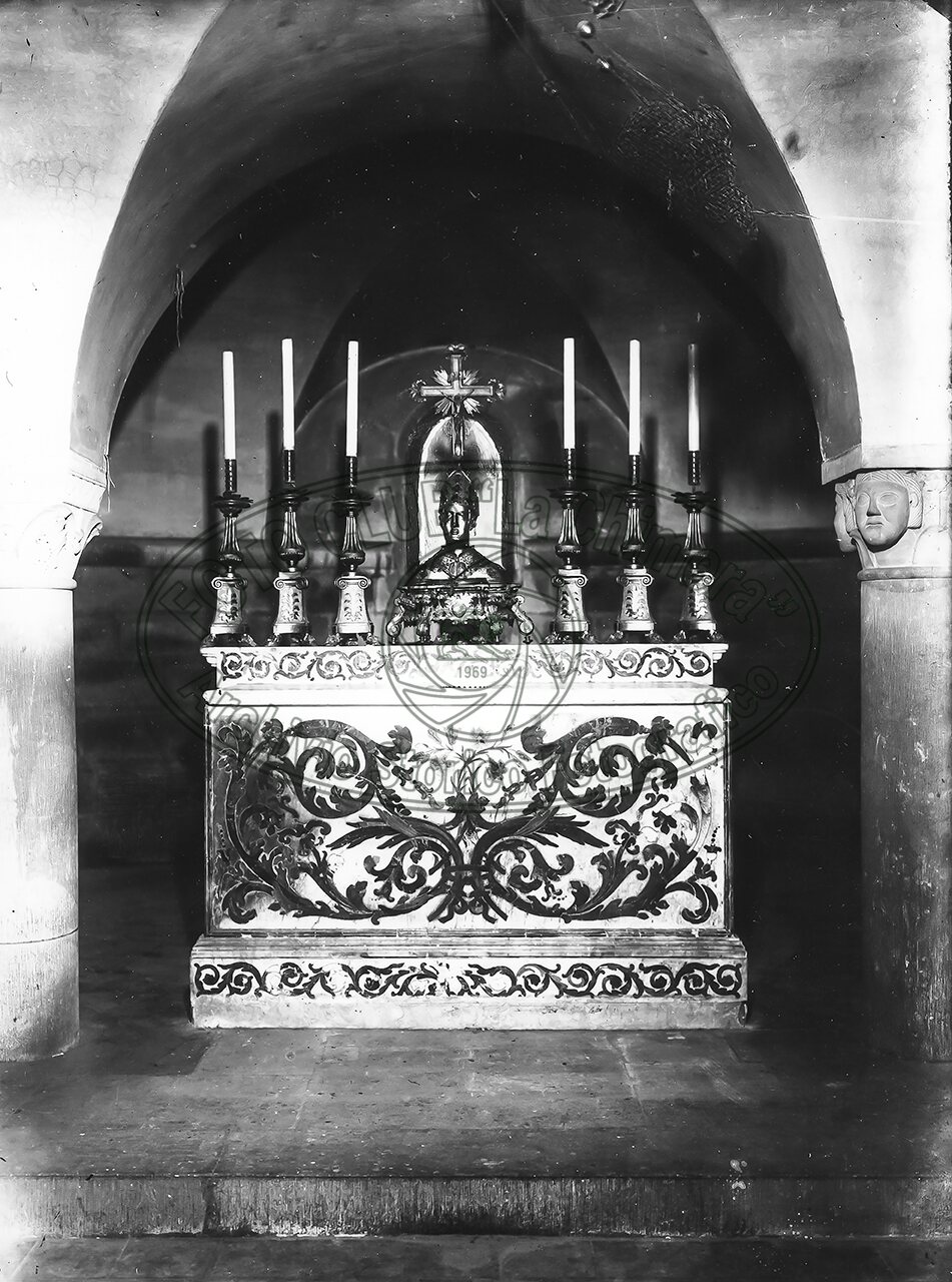 Arezzo Chiesa Di S Maria Della Pieve Altare Della Cripta Col Busto Di S Donato