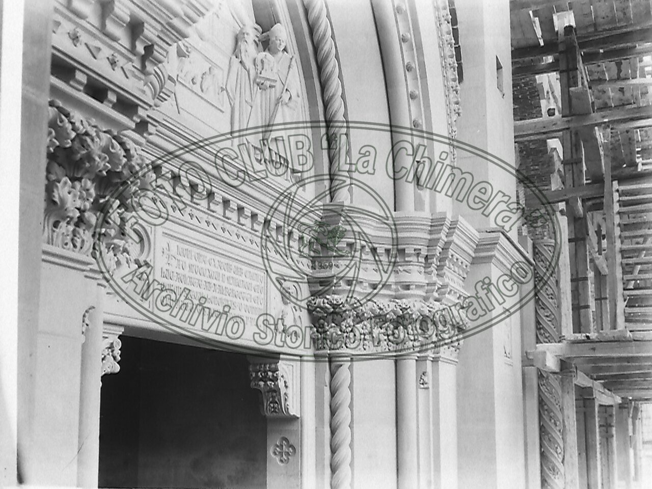 Arezzo Cattedrale Facciata Dettaglio Portale Sinistro