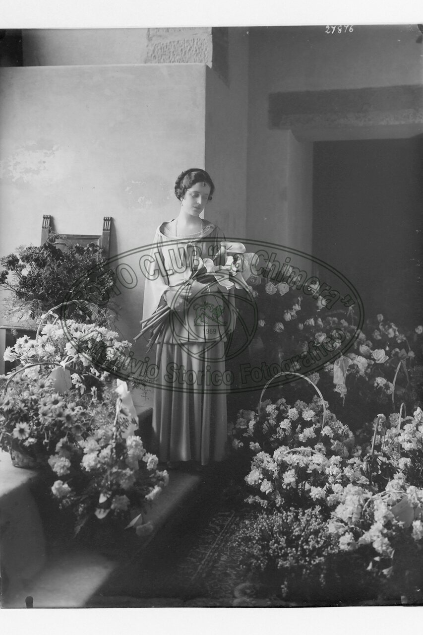 Ritratto Di Donna Con Fiori