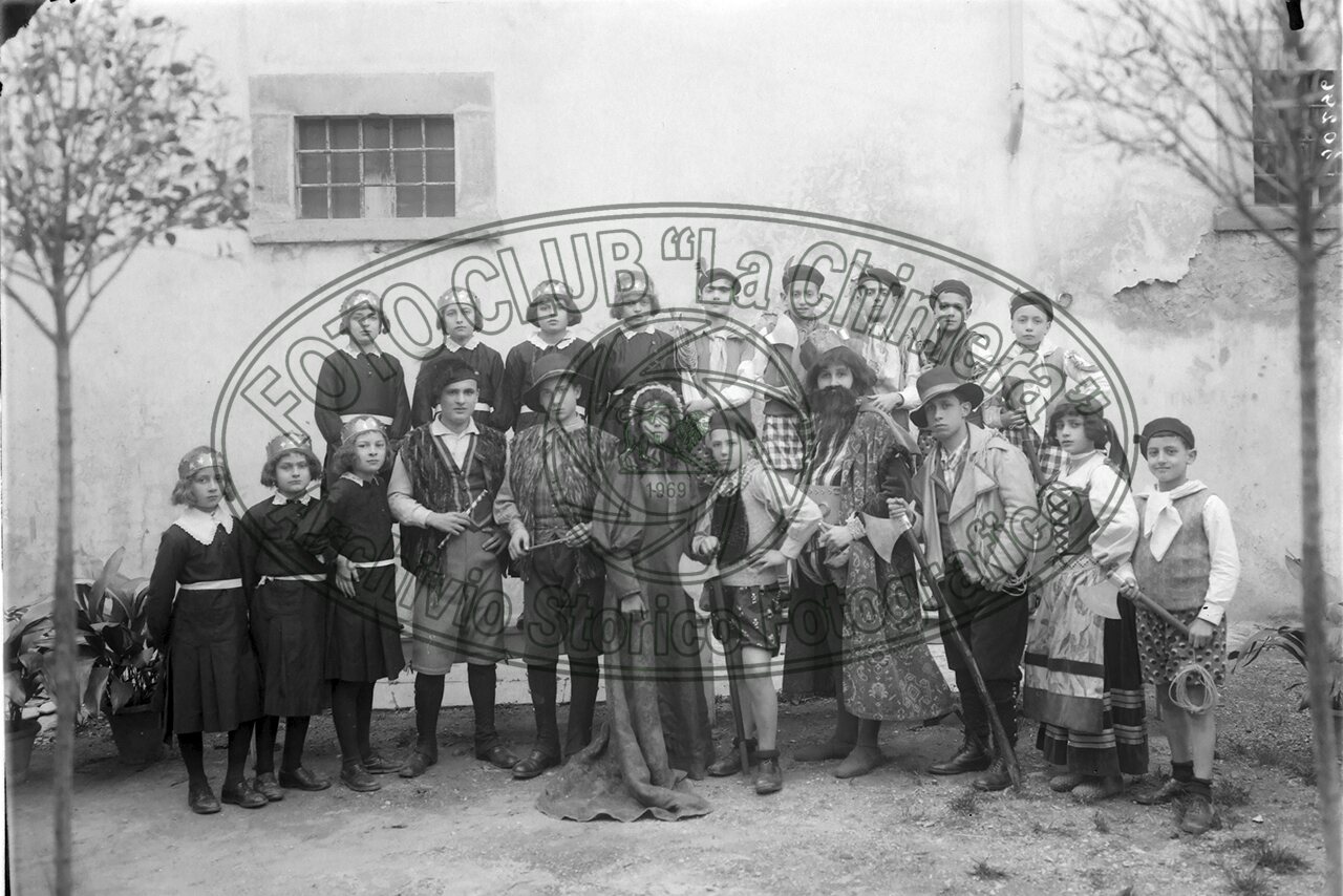 Gruppo Di Giovani In Costume