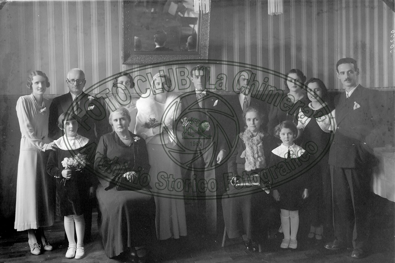 Gruppo Di Famiglia Con Sposi