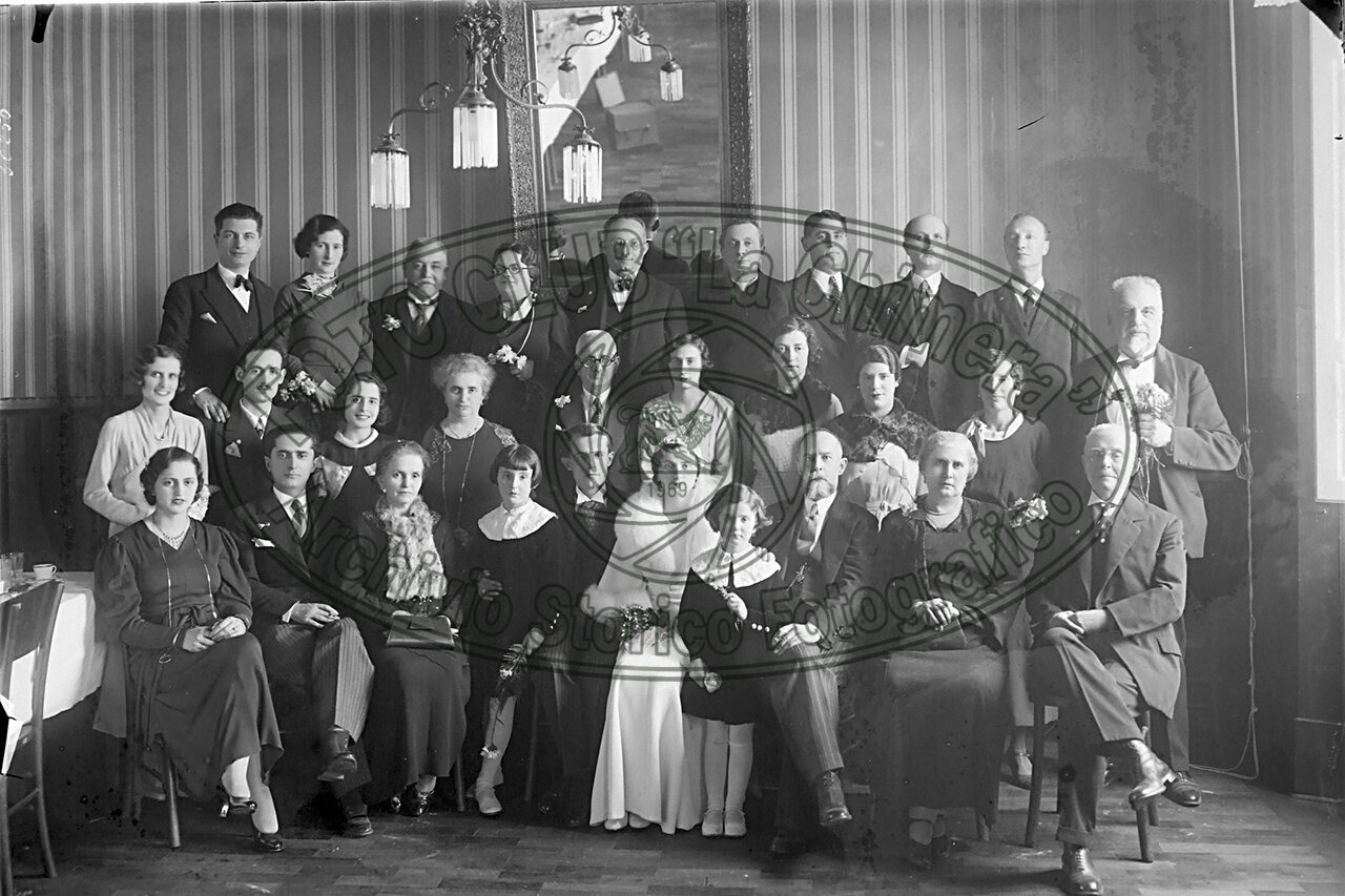 Gruppo Di Famiglia Con Sposi
