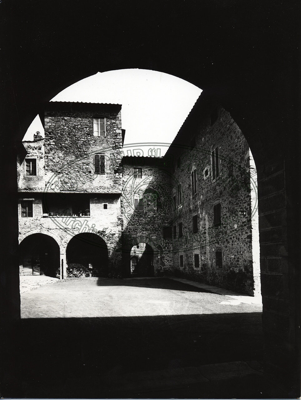 Veduta Di Una Piazzzetta Da Sotto Un Arco