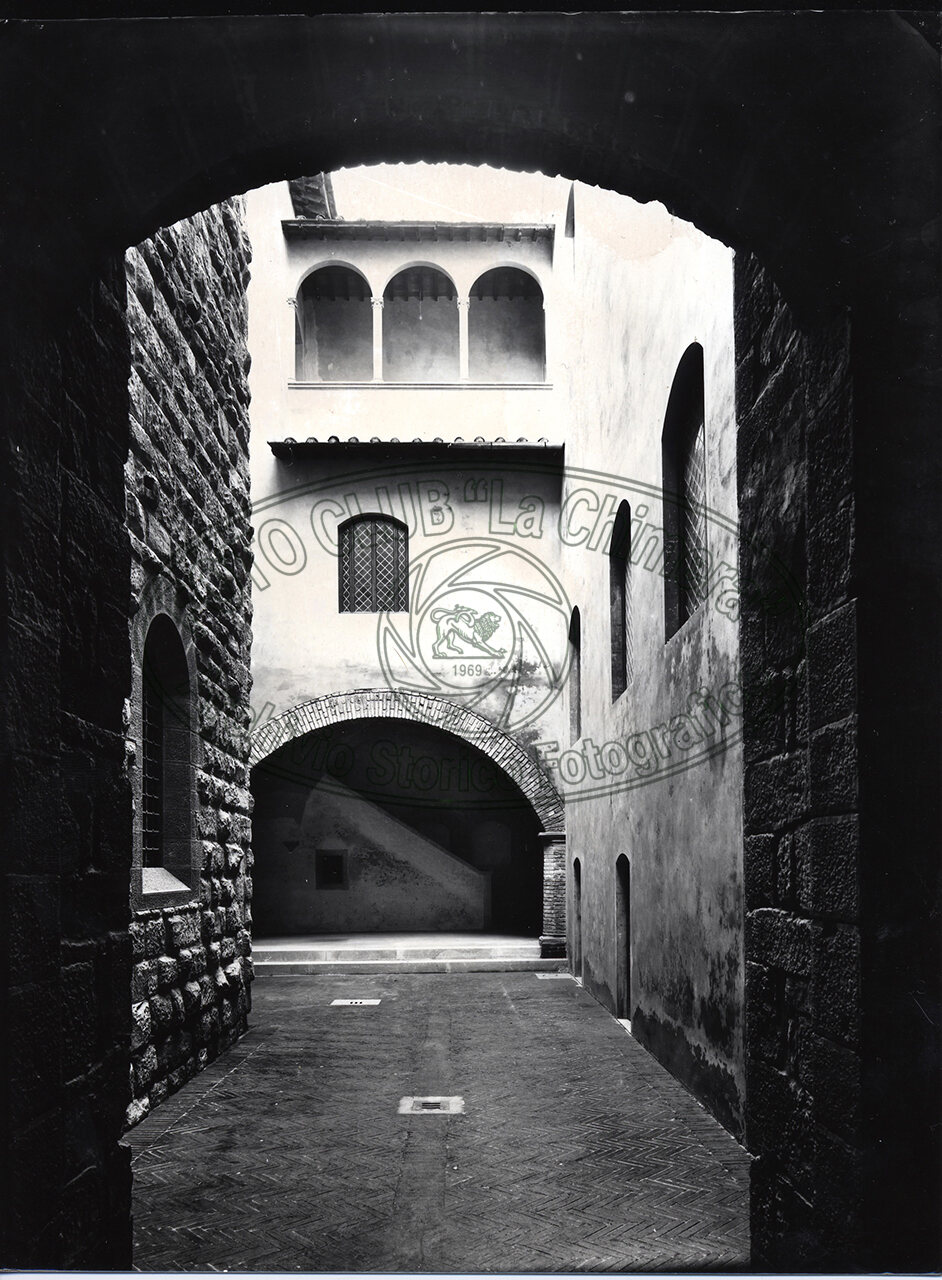 Arezzo Palazzo Pretorio Un Cortile Con Vista Due Arconi