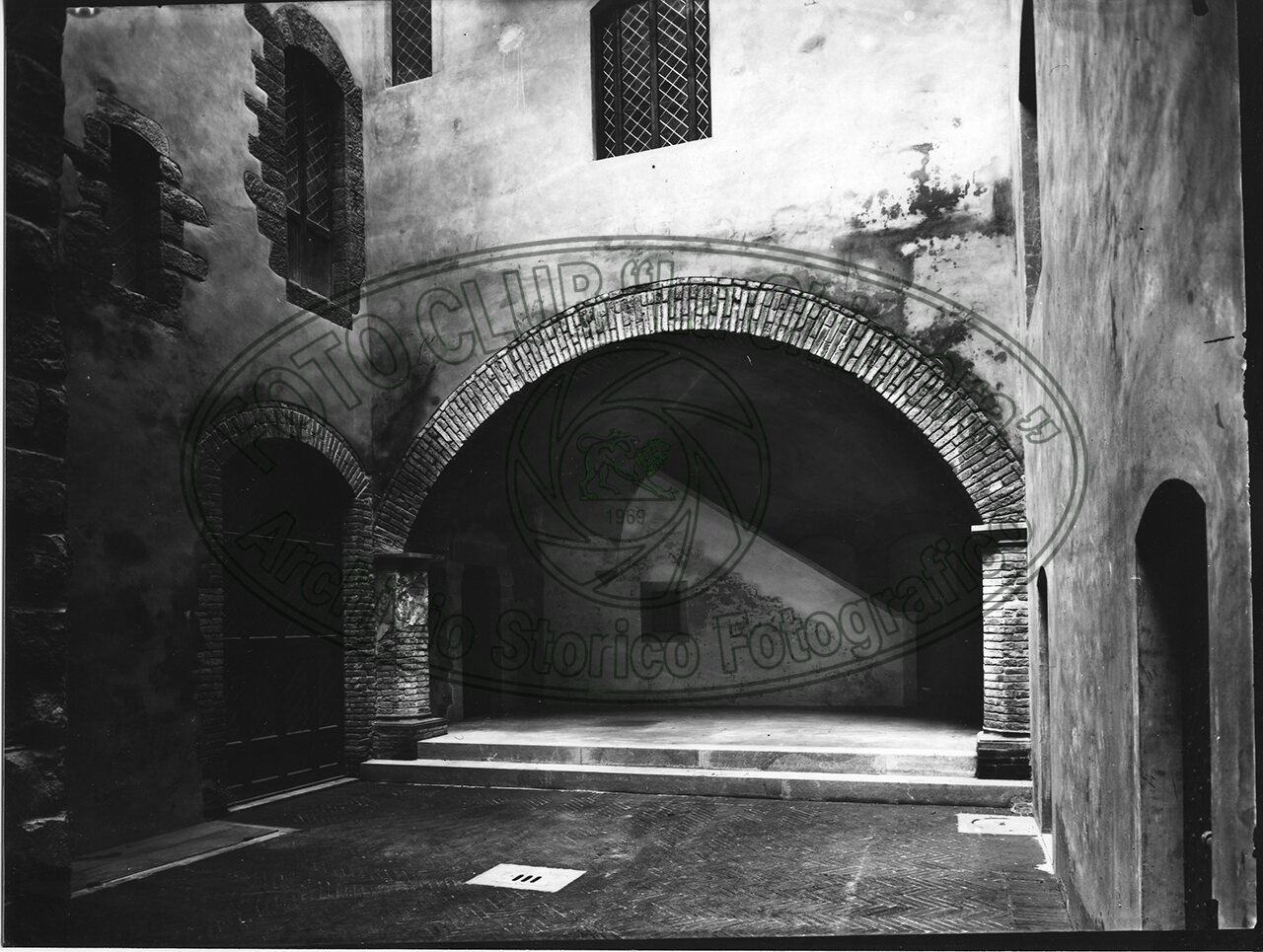 Arezzo Palazzo Pretorio Un Cortile Con Arco E Ingressoi