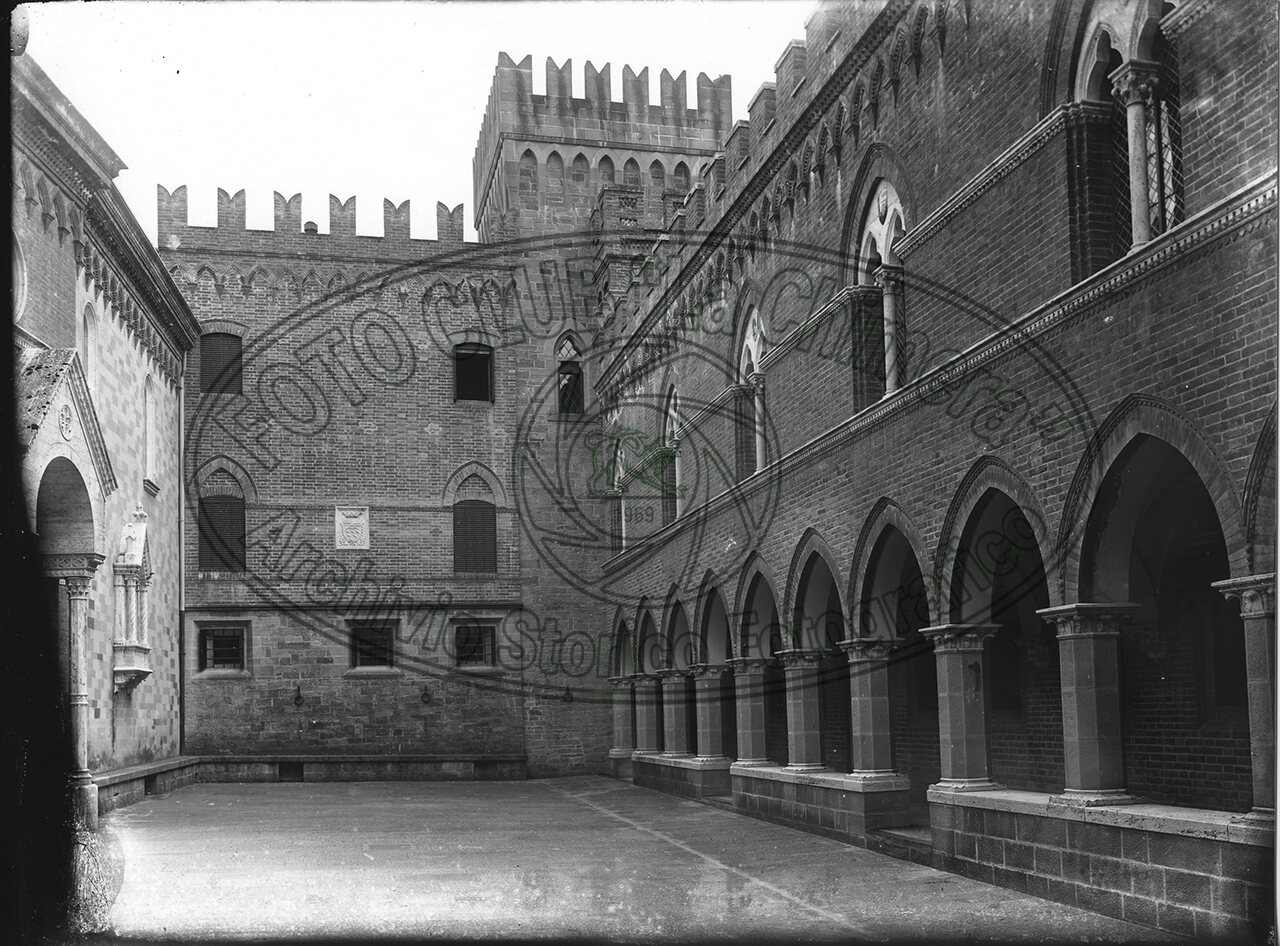 Castello Di Valenzano Cortile