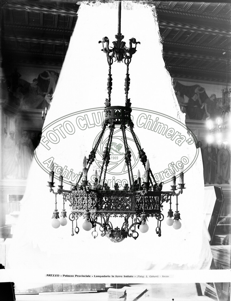 Palazzo Provinciale Una Lumiera In Ferro