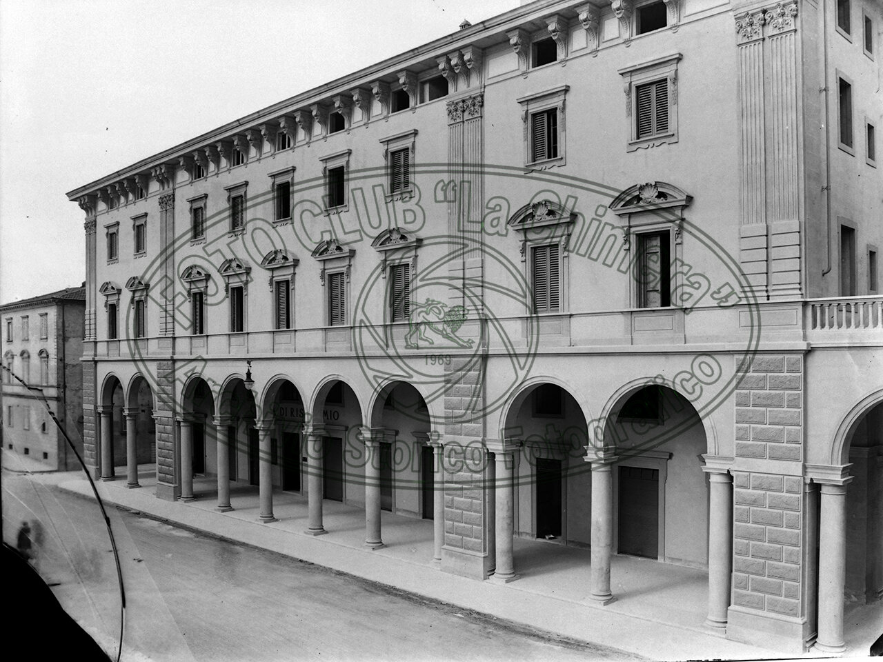 Arezzo Cassa Di Risparmio Facciata Lato Del Corso