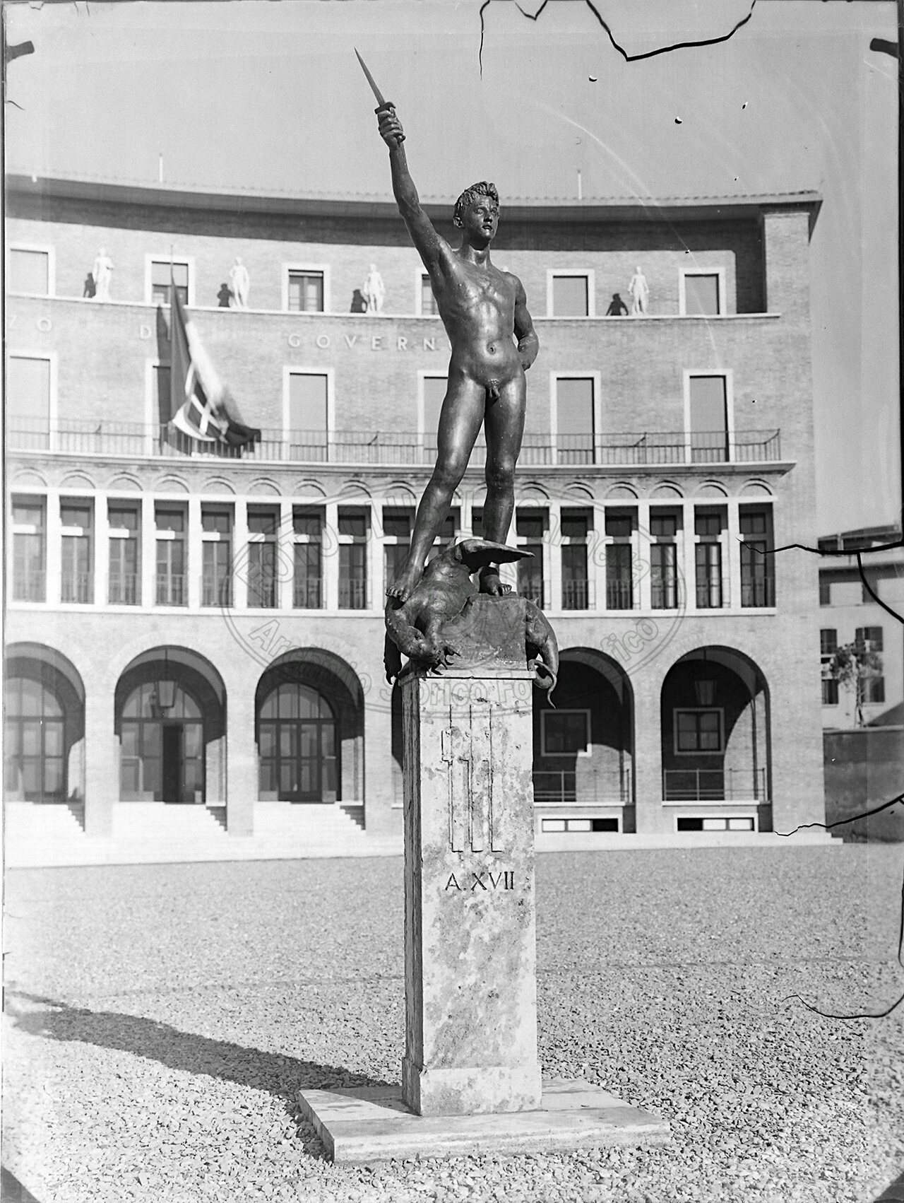 Arezzo Piazza Corsica Mpnumento A Relli